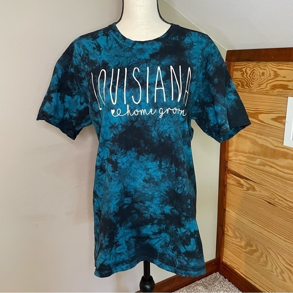 Port & Company Blue Black Tie Dye Louisiana Home Grown Short Sleeve Tee Medium